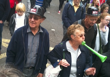 © Robert Rotifer Ältere DemonstrantInnen mit Plastikbowlerhüten und Vuvuzela